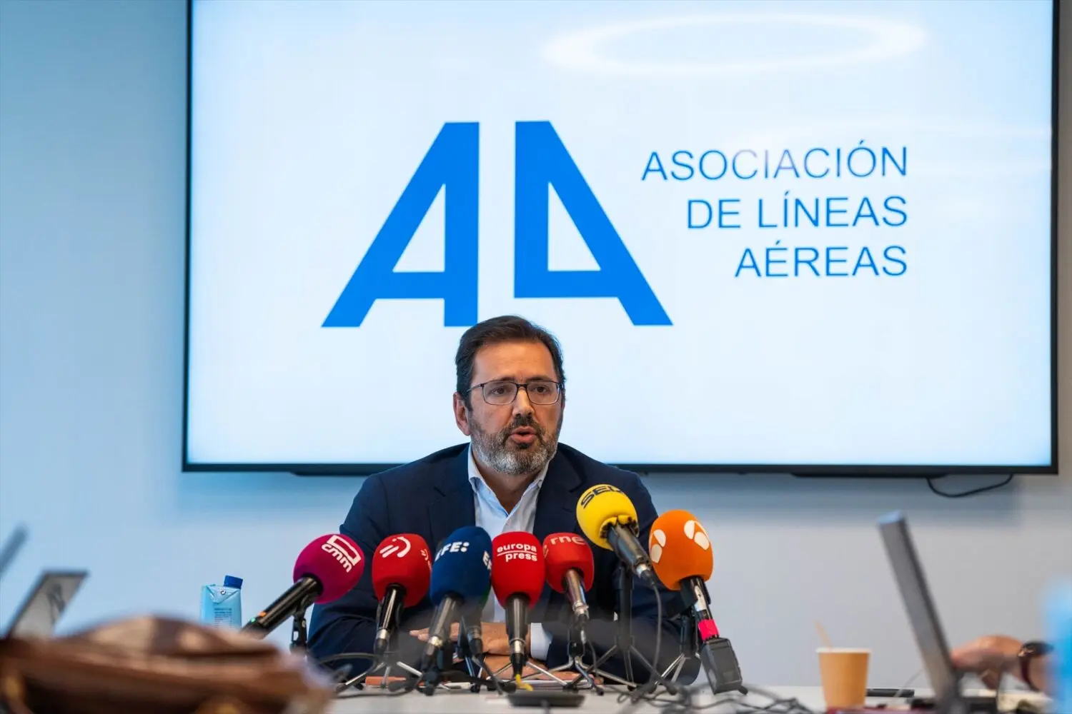 Javier Gándara ante los micrófonos Javier Gándara ante varios micrófonos, con el logotipo de ALA detrás.