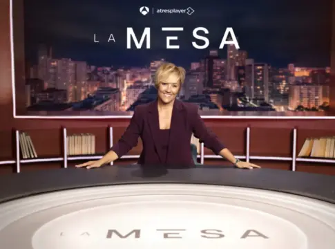 Mujer en el plató de La Mesa Una mujer posa tras el mostrador del plató del programa La Mesa.