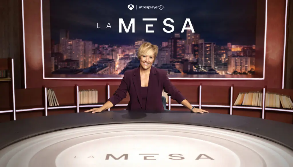 Mujer en el plató de La Mesa Una mujer posa tras el mostrador del plató del programa La Mesa.