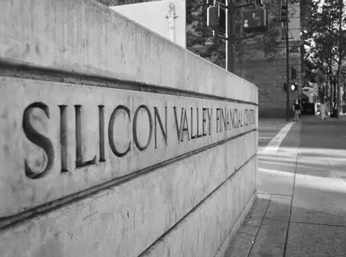 Letrero de Silicon Valley en una calle Fotografía en blanco y negro de un letrero de piedra con el texto Silicon Valley