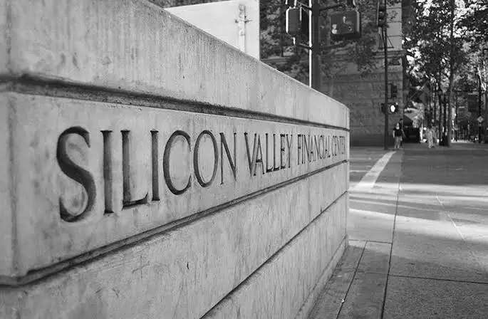 Letrero de Silicon Valley en una calle Fotografía en blanco y negro de un letrero de piedra con el texto Silicon Valley