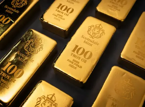 Lingotes de oro con emblemas grabados bitcoin oro peores activos