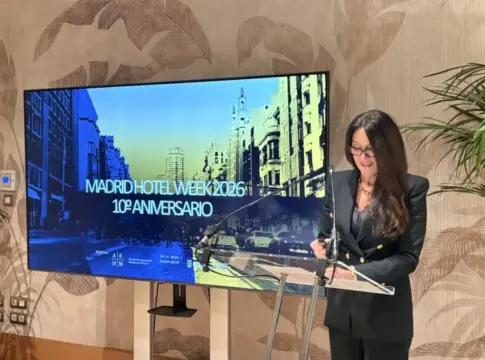 Mujer junto a pantalla de Madrid Hotel Week Una mujer junto a un atril, al lado de una pantalla de Madrid Hotel Week.