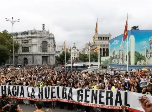 Manifestación por la vivienda con pancarta Multitud en una manifestación sostiene una pancarta con el lema Hacia la huelga general