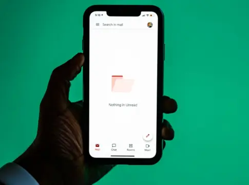 Teléfono con la aplicación Gmail abierta Google privacidad anuncios