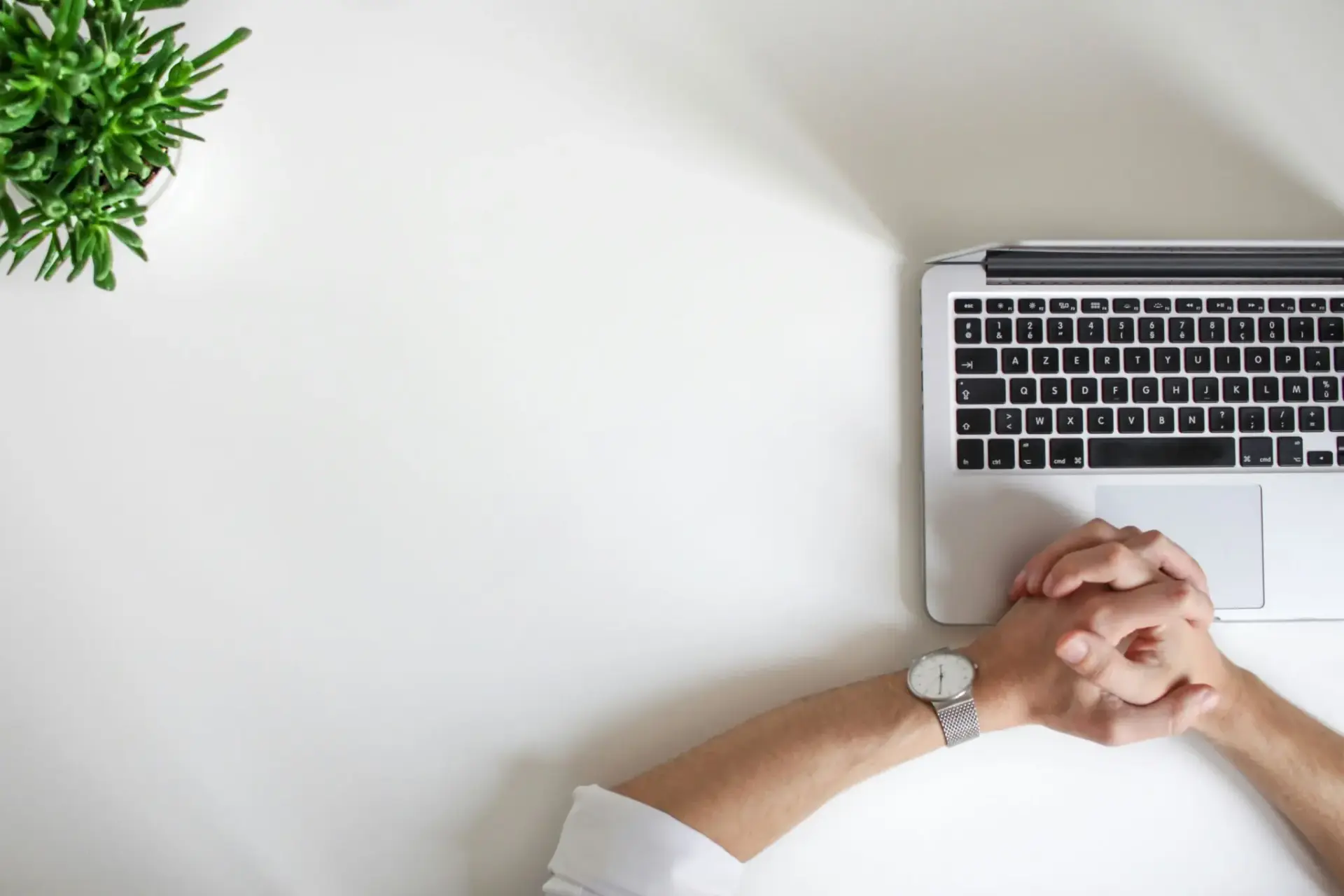 Manos junto a un portátil en escritorio startups solopreneur