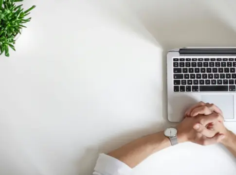 Manos junto a un portátil en escritorio startups solopreneur