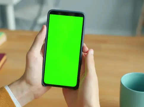 Teléfono móvil con pantalla verde publicidad con IA