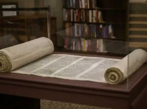 Manuscrito enrollado en una vitrina papiros de Herculano