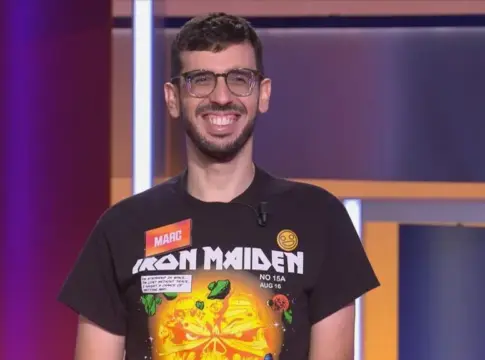 Marc Mendoza en un plató televisivo Hombre con gafas y camiseta de Iron Maiden sonríe en un plató televisivo
