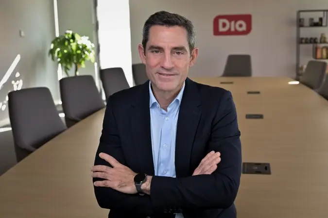 Dia crece el doble que el sector y conquista a más clientes con sus frescos y productos de marca propia 1 Merca2 Martín Tolcachir posa con los brazos cruzados en una sala con el logotipo de Dia.