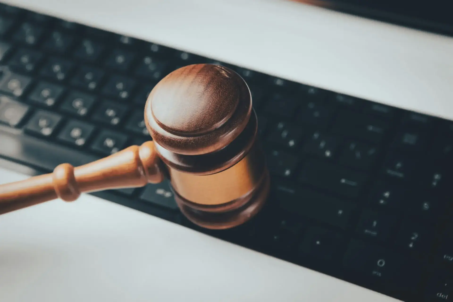 Mazo de madera sobre un teclado estafa NovaTech cripto