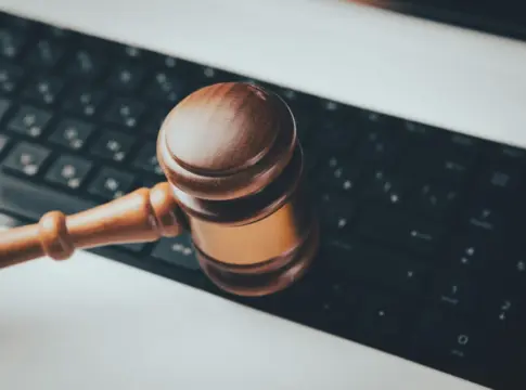 Mazo de madera sobre un teclado estafa NovaTech cripto