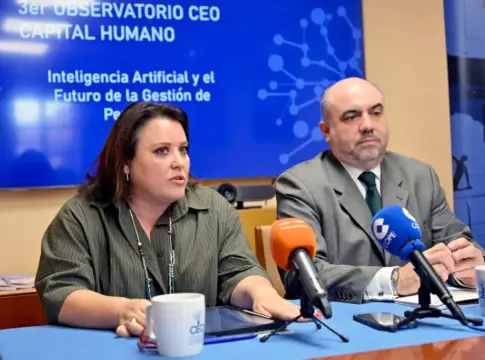 Mesa del Observatorio CEO sobre inteligencia artificial Dos personas sentadas ante micrófonos con una pantalla sobre inteligencia artificial y gestión de personas