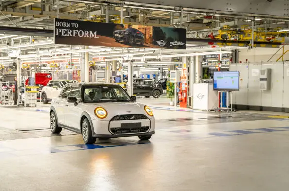 Automóvil MINI blanco en una planta de producción con otros vehículos