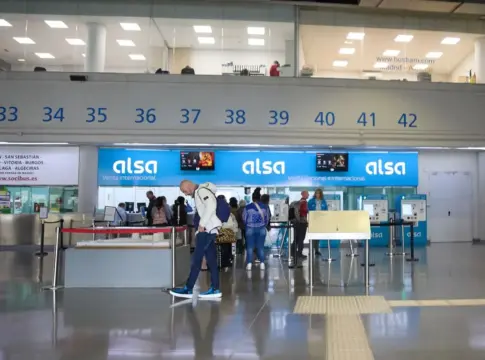 Mostradores de venta de Alsa en una estación, con viajeros y taquillas numeradas. Fuente: Agencias. Mostradores de venta de Alsa en una estación, con viajeros y taquillas numeradas. Fuente: Agencias.