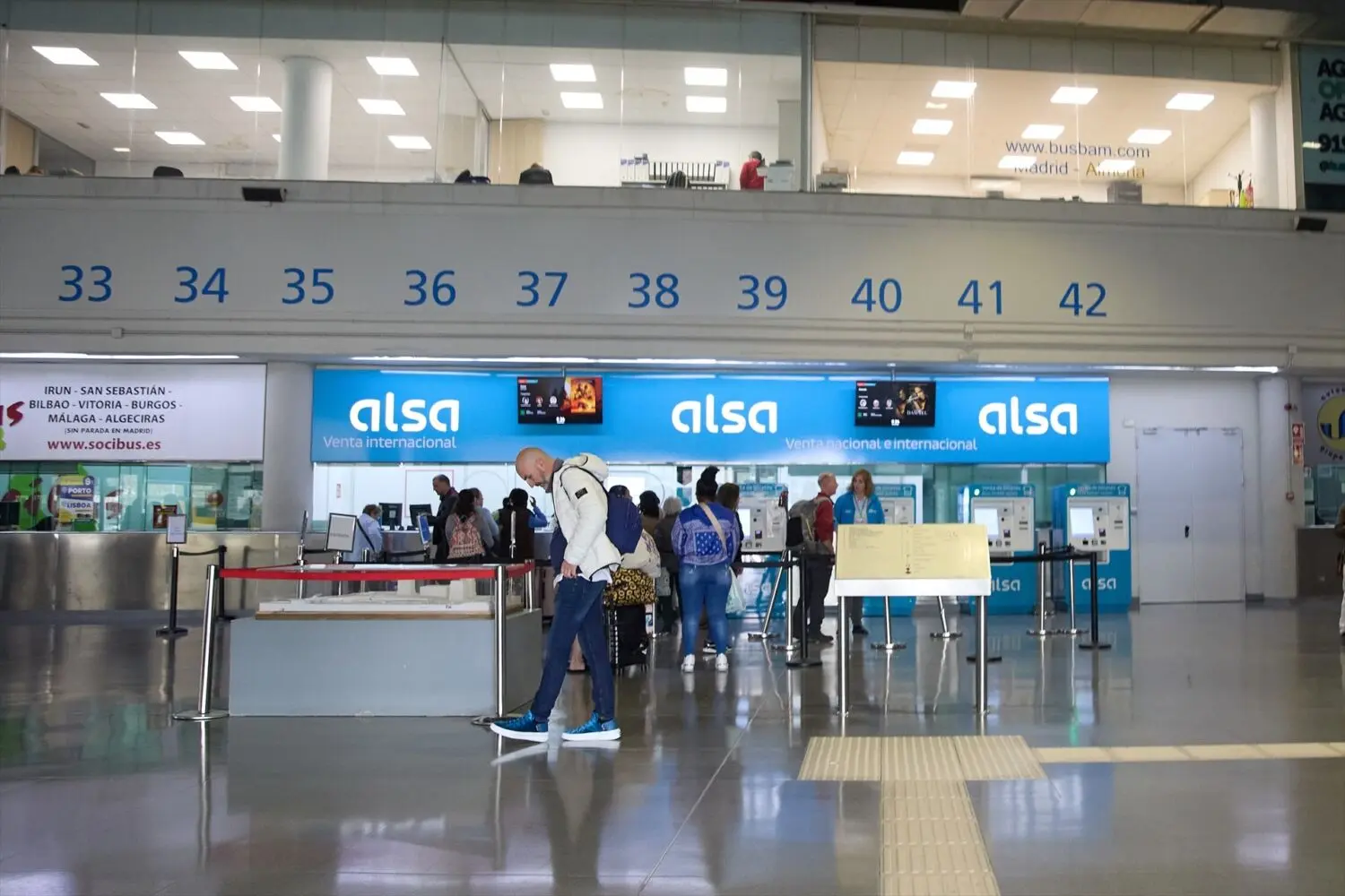 Mostradores de venta de Alsa en una estación, con viajeros y taquillas numeradas. Fuente: Agencias. Mostradores de venta de Alsa en una estación, con viajeros y taquillas numeradas. Fuente: Agencias.