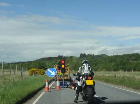 Motociclista ante obras en la carretera mortalidad motoristas