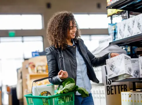 Mujer selecciona productos en una tienda alerta Salmonella claras de huevo pasteurizadas