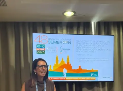 Presentación sobre ejercicio físico en SEMERGEN Una mujer presenta una ponencia ante una pantalla del Congreso Nacional SEMERGEN.