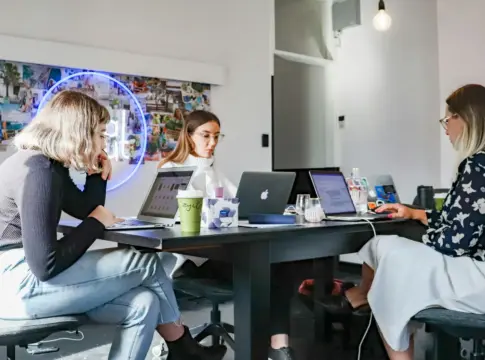 Mujeres reunidas con ordenadores portátiles salario sector tecnológico