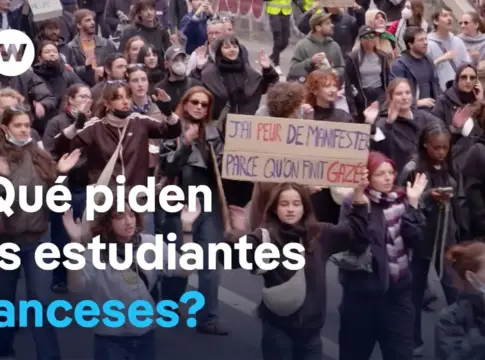 Manifestación con rótulo sobre estudiantes franceses protestas estudiantiles Francia