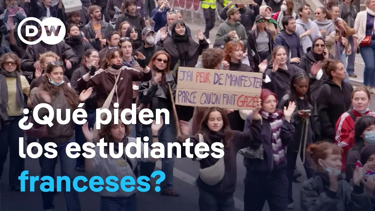 Manifestación con rótulo sobre estudiantes franceses protestas estudiantiles Francia