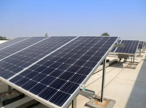 Paneles solares sobre una cubierta Paneles solares fotovoltaicos instalados en estructuras sobre una cubierta bajo cielo despejado
