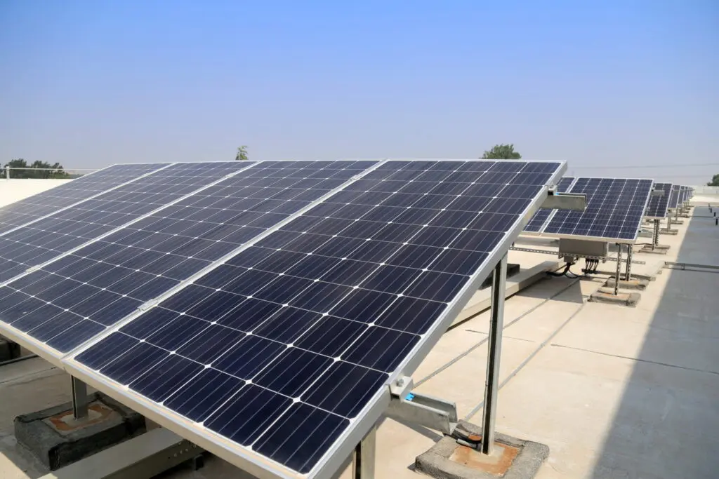 Paneles solares fotovoltaicos instalados en estructuras sobre una cubierta bajo cielo despejado