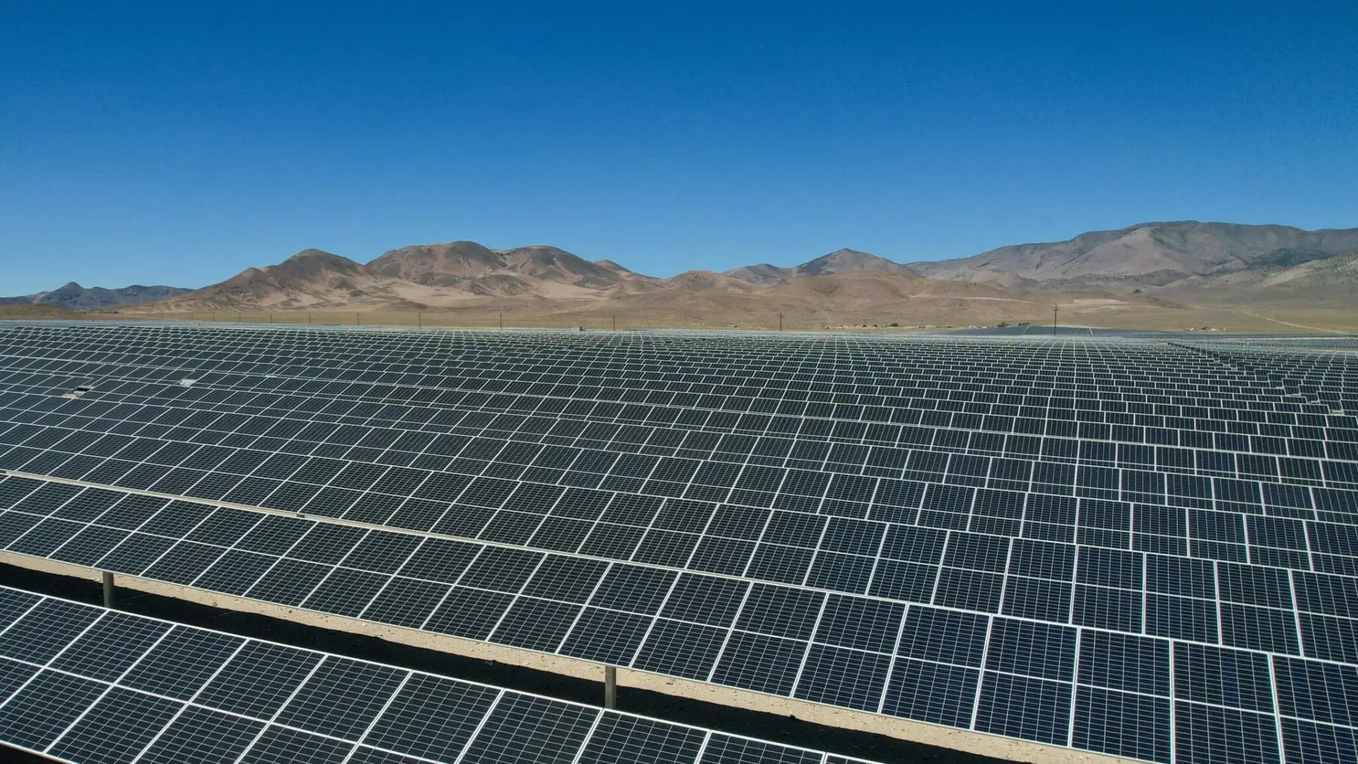 Paneles solares ante montañas áridas Marruecos solar 350 MW