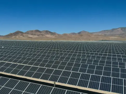 Paneles solares ante montañas áridas Marruecos solar 350 MW