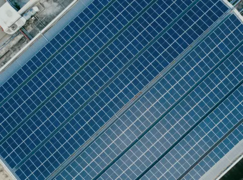 Paneles solares en una cubierta autoconsumo solar Vietnam