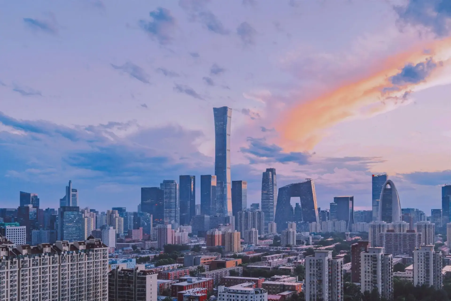 Rascacielos bajo un cielo de atardecer quinto pleno China