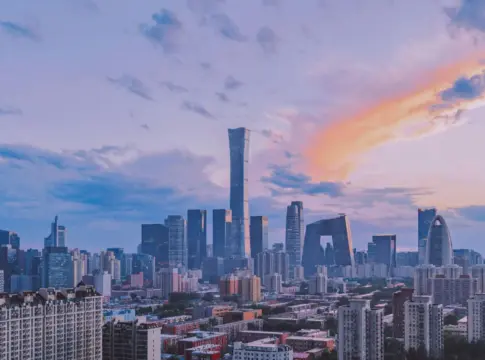 Rascacielos bajo un cielo de atardecer quinto pleno China