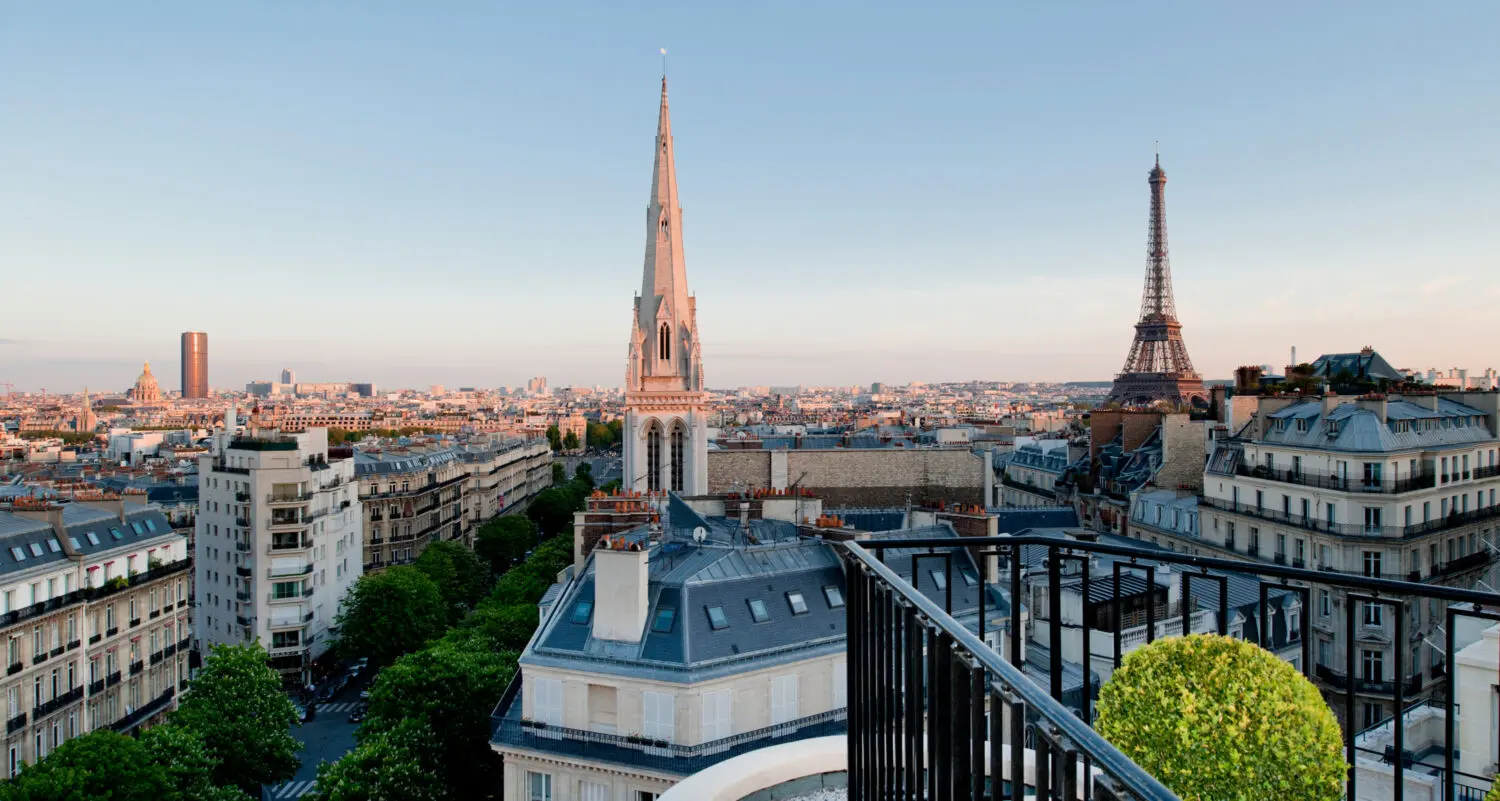 Vista panorámica de los tejados de París, con la Torre Eiffel al fondo.