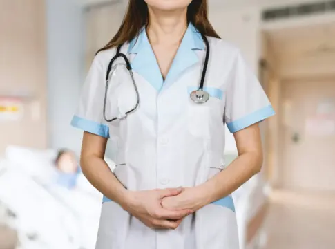 Persona con uniforme y estetoscopio oposiciones enfermería Murcia