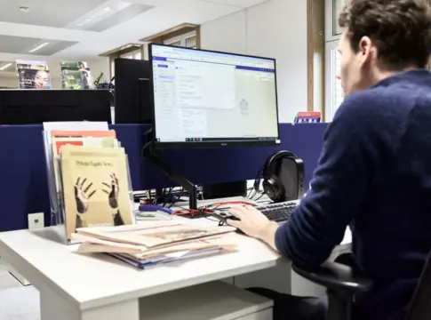 Persona frente a un ordenador búsqueda IA Google