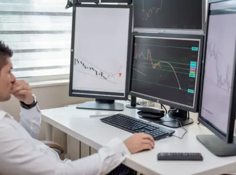 Persona frente a gráficos financieros ETF apalancados de Ethereum