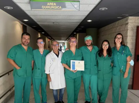 Personal sanitario junto al área quirúrgica Grupo de personal sanitario posa en un pasillo junto al área quirúrgica.