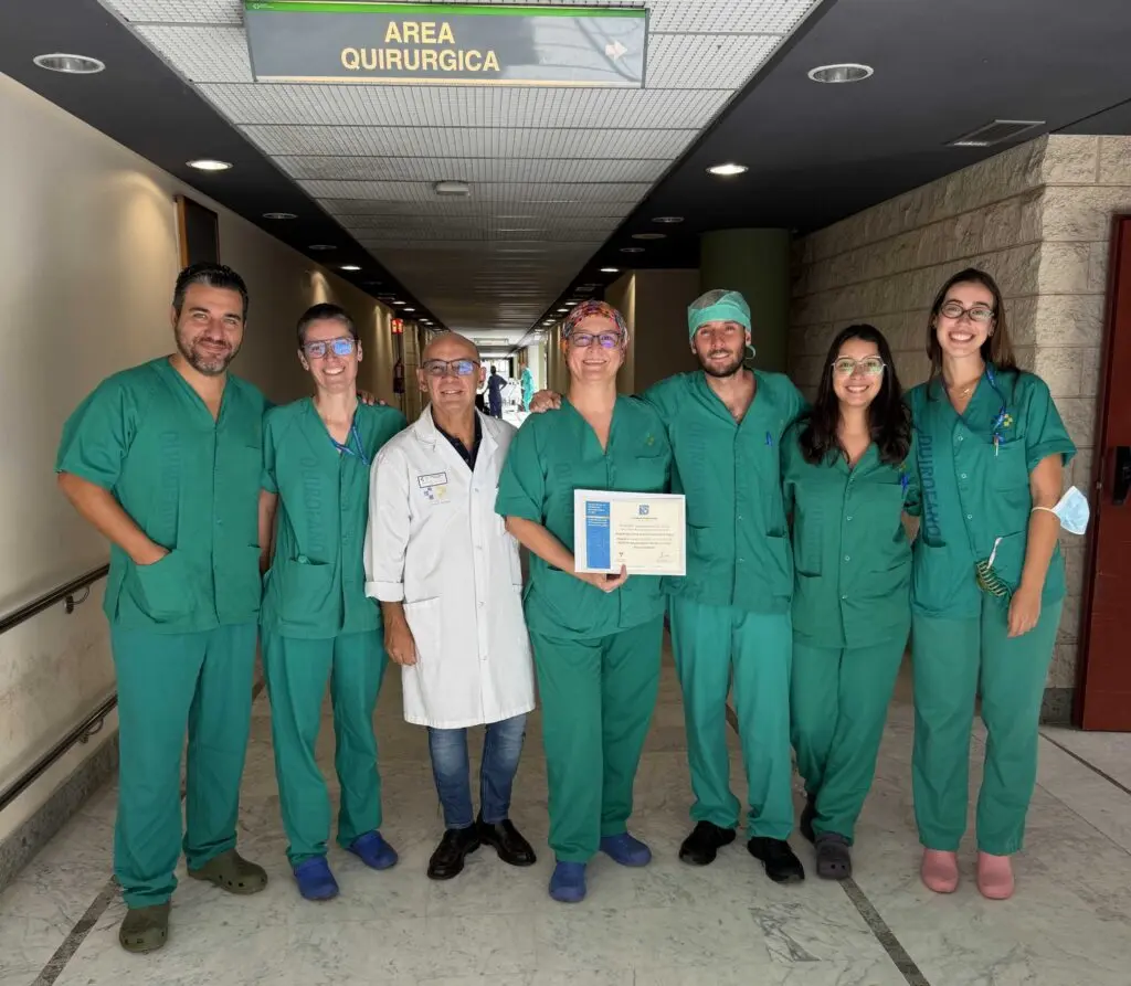 Grupo de personal sanitario posa en un pasillo junto al área quirúrgica.
