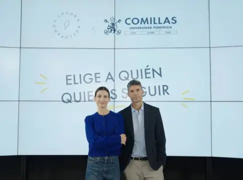 Personas ante los logotipos de Comillas y Locura Compartida Dos personas posan frente a una pantalla con los logotipos de Comillas y Locura Compartida.