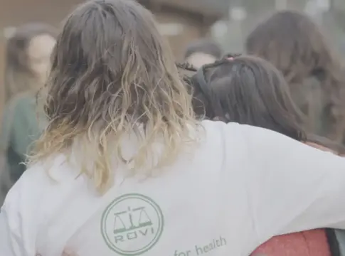 Personas con una camiseta de Rovi Personas vistas de espaldas, una lleva una camiseta blanca con el logotipo de Rovi. Fuente: Rovi