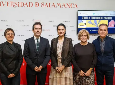 Personas ante el cartel del emprendimiento sostenible Cinco personas posan ante el cartel de emprendimiento sostenible de la Universidad de Salamanca
