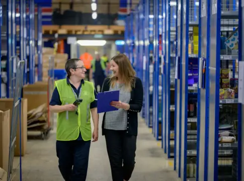 Conversación en un pasillo de almacén empleo en Alemania