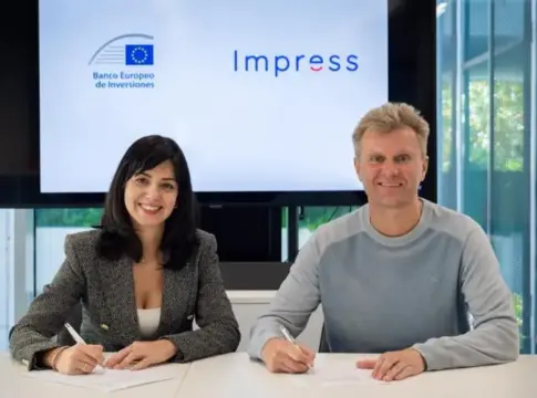 Personas junto a los logotipos del BEI e Impress Dos personas sentadas ante documentos, bajo los logotipos del Banco Europeo de Inversiones e Impress.