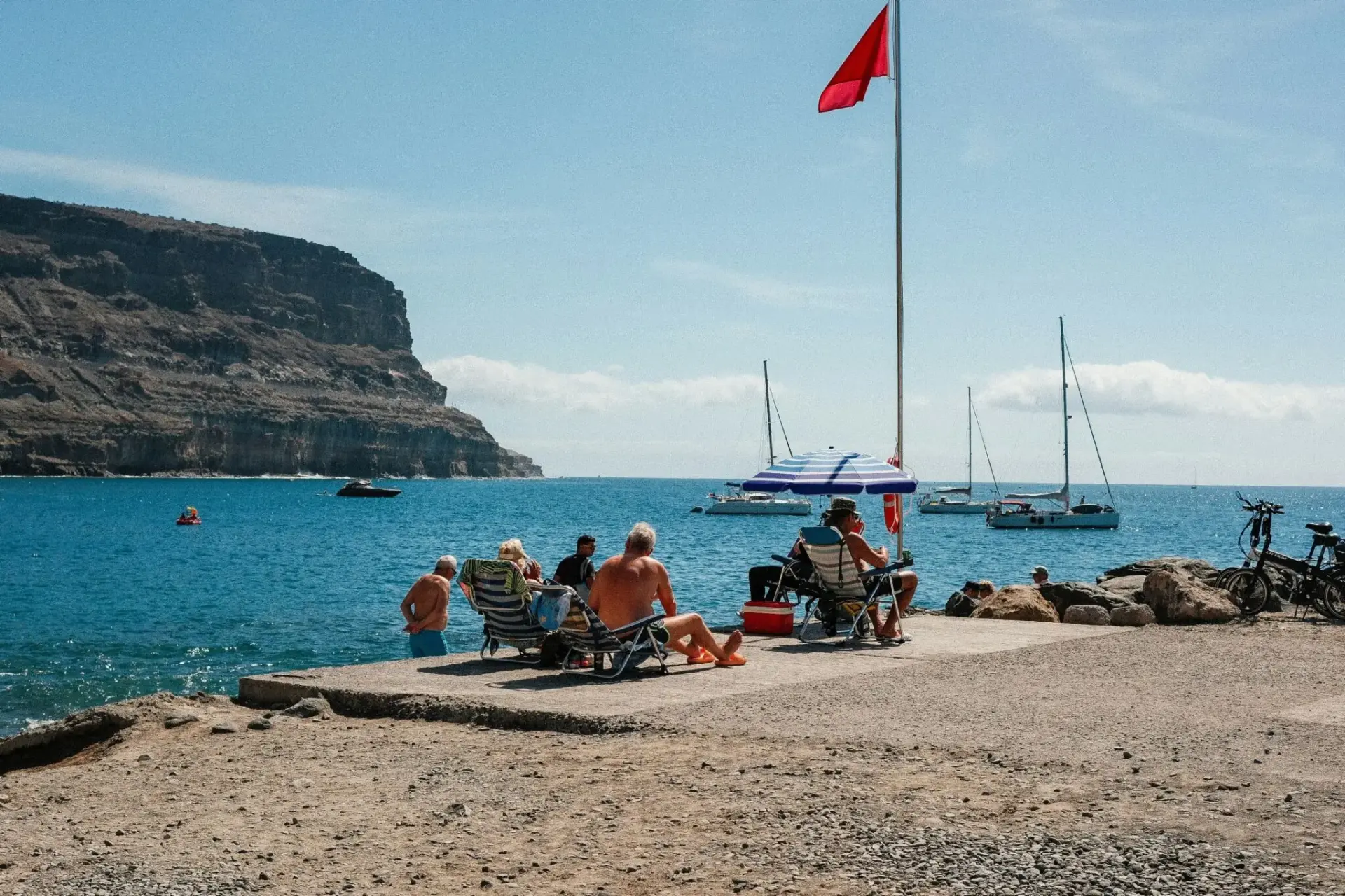 Personas junto al mar y veleros empleo Canarias