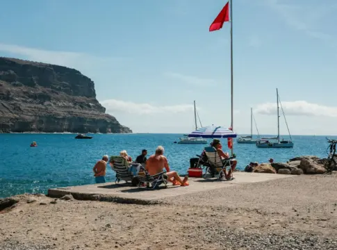 Personas junto al mar y veleros empleo Canarias