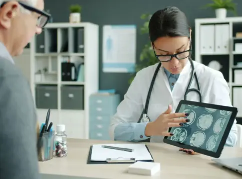 Imágenes cerebrales en una tableta ronda Vera Health
