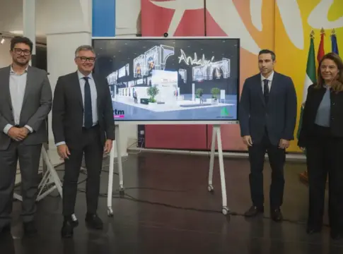 Presentación del diseño del expositor andaluz Cuatro personas posan junto a una pantalla con el diseño de un expositor de Andalucía.