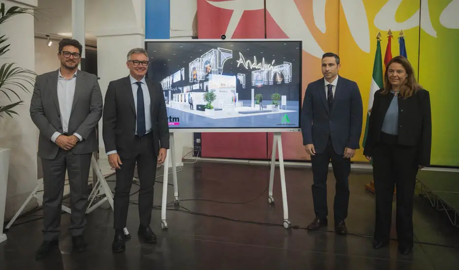 Presentación del diseño del expositor andaluz Cuatro personas posan junto a una pantalla con el diseño de un expositor de Andalucía.